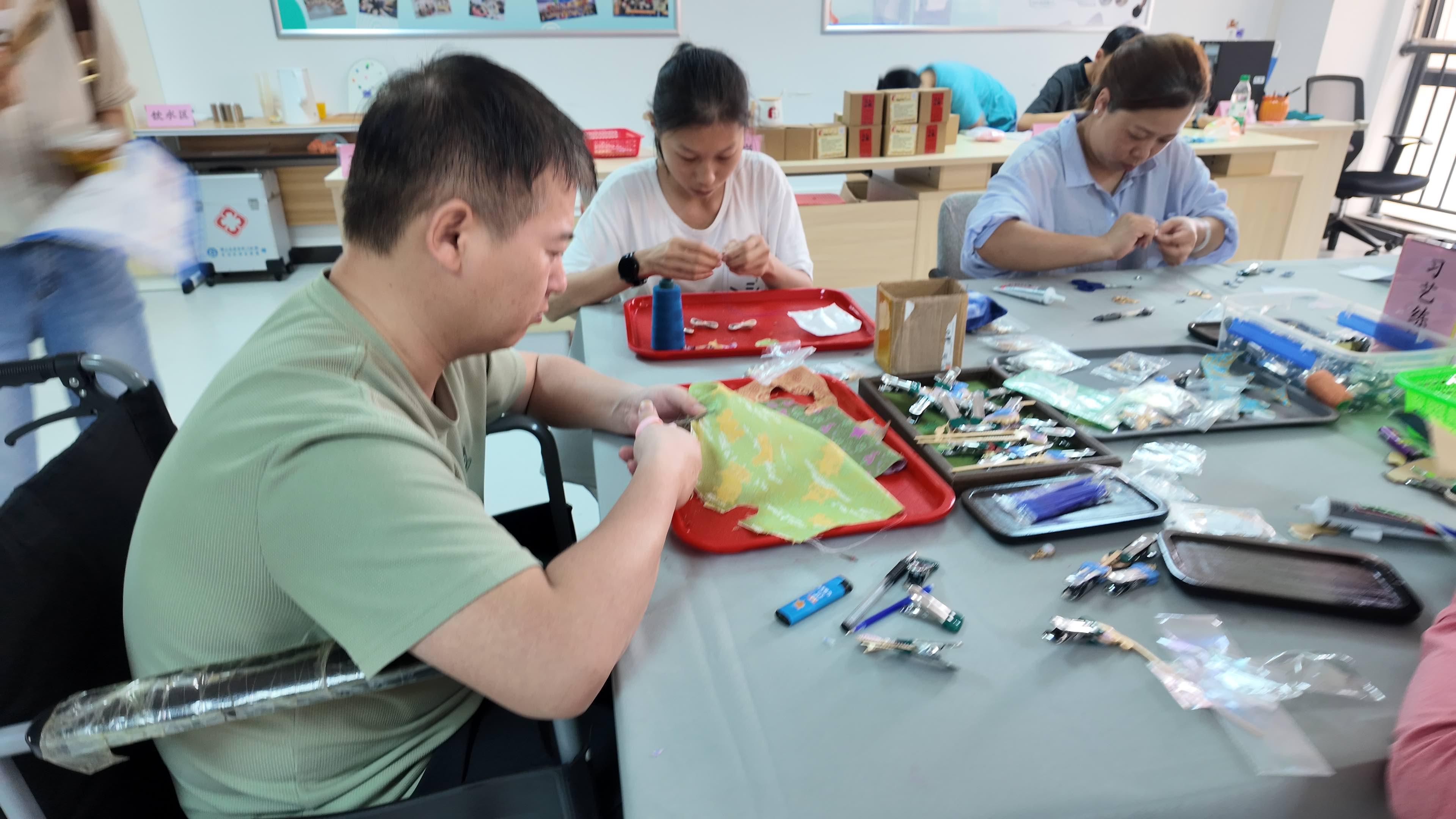 图为残疾人参与制作手工艺品